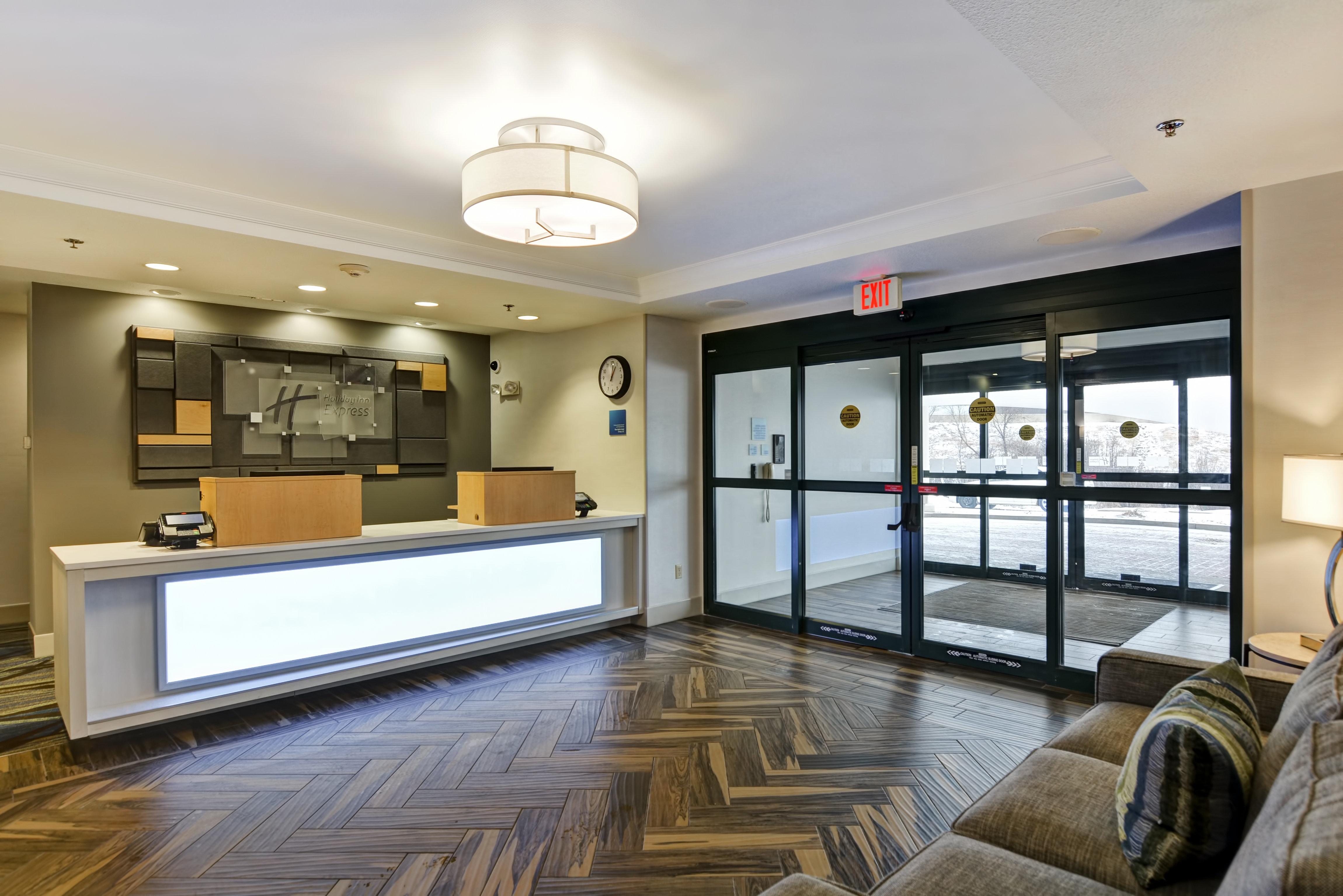 Holiday Inn Express Hotel & Suites Milwaukee-New Berlin By Ihg Bagian luar foto