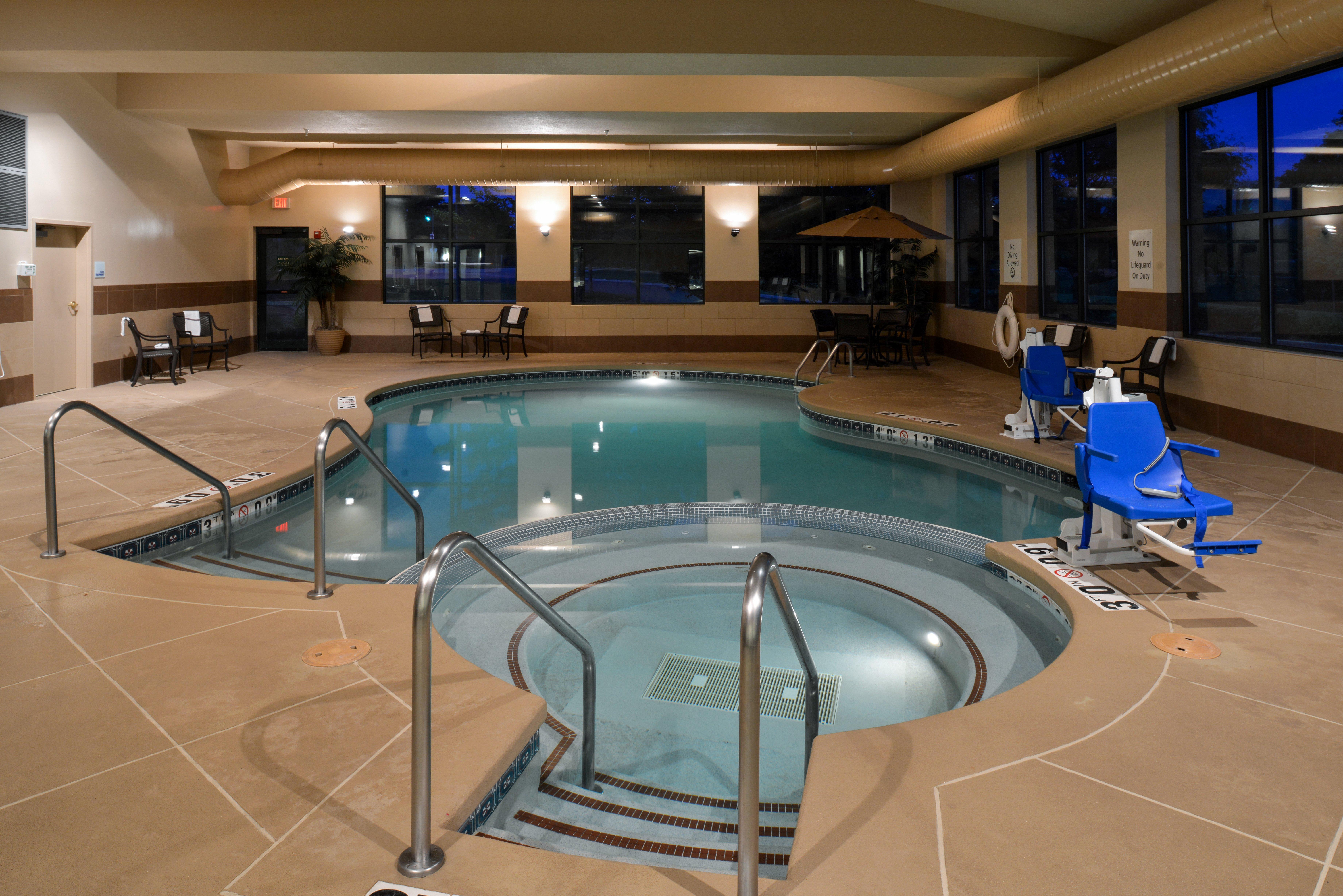Holiday Inn Express Hotel & Suites Milwaukee-New Berlin By Ihg Bagian luar foto