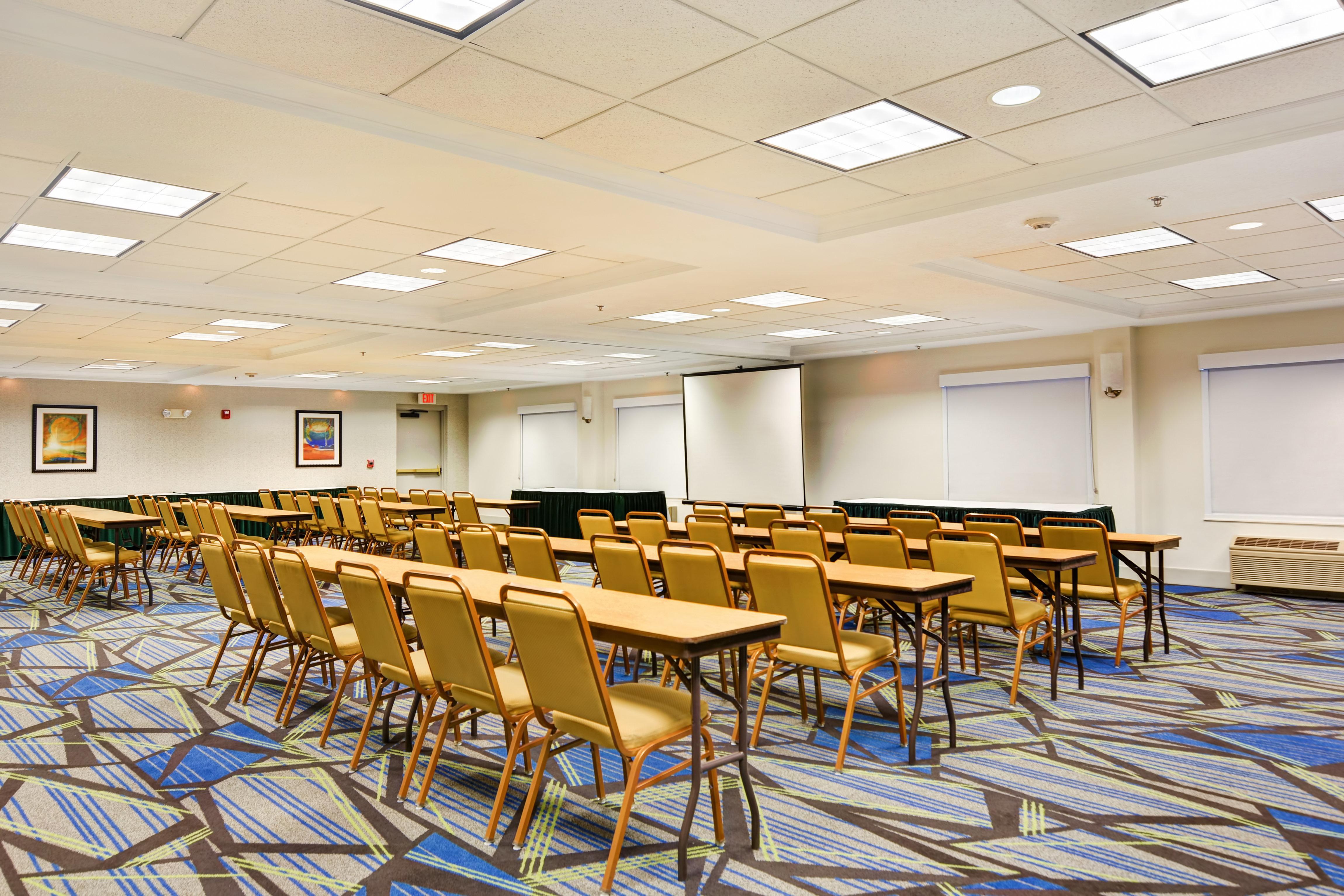 Holiday Inn Express Hotel & Suites Milwaukee-New Berlin By Ihg Bagian luar foto