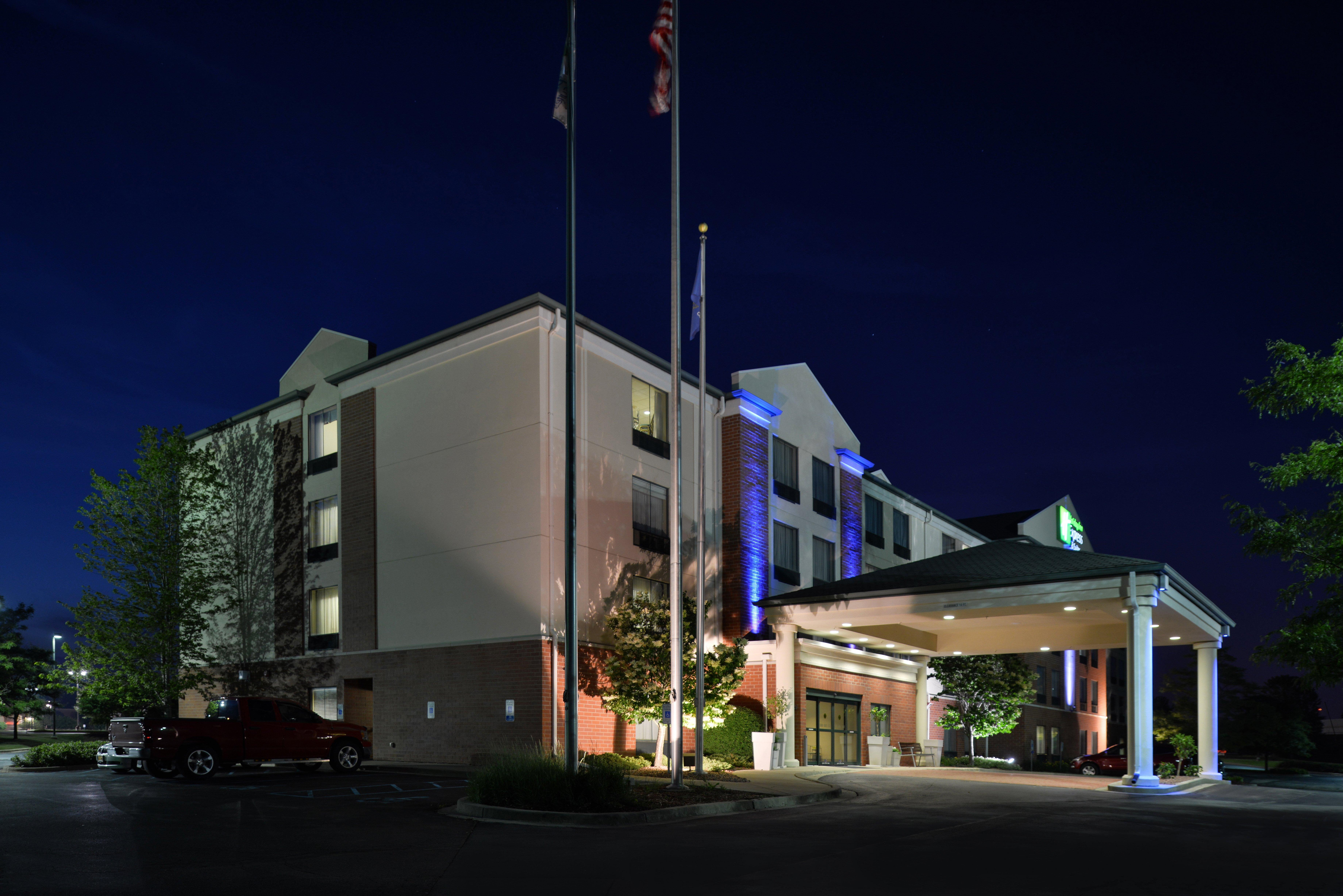 Holiday Inn Express Hotel & Suites Milwaukee-New Berlin By Ihg Bagian luar foto