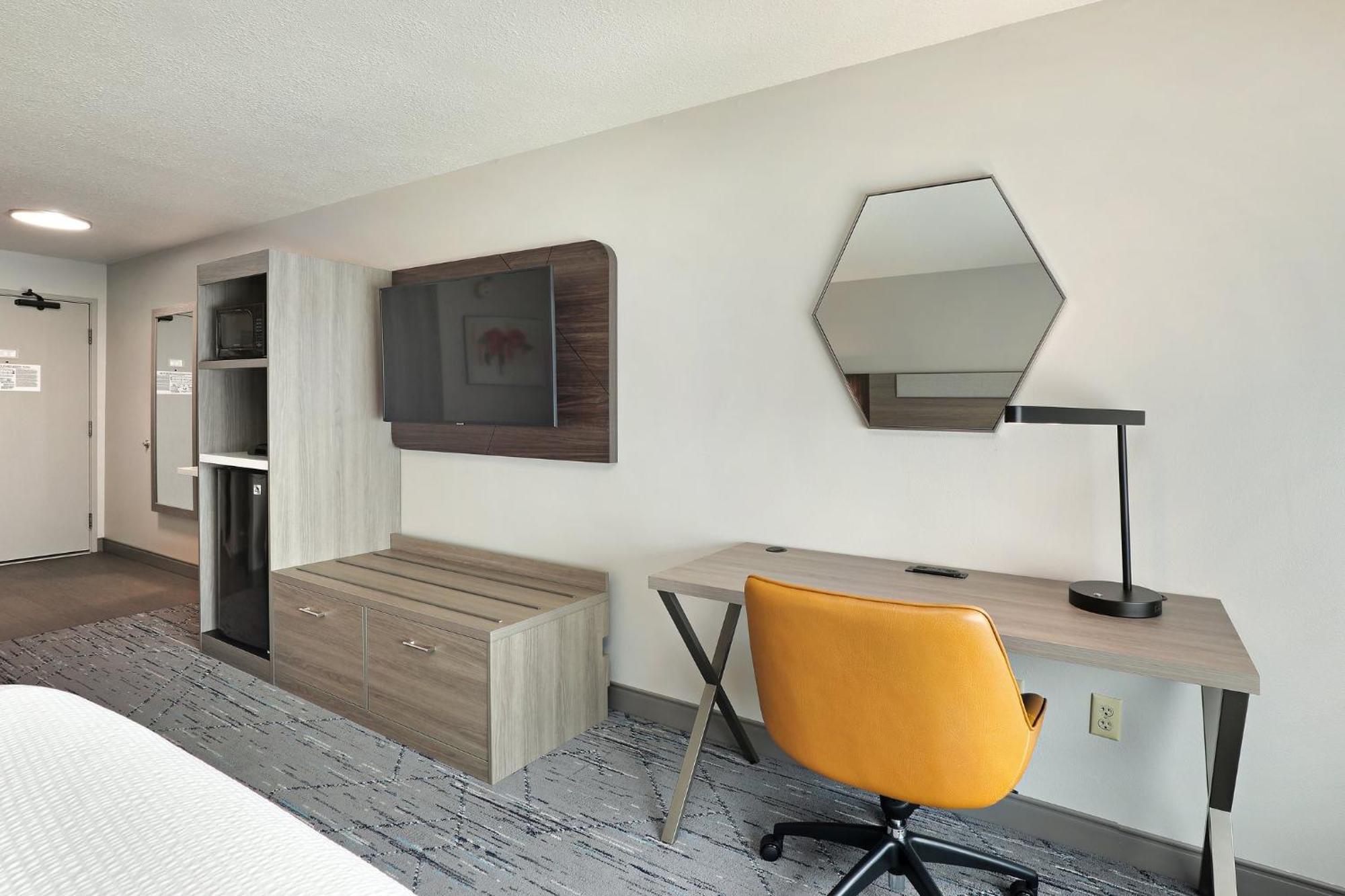 Holiday Inn Express Hotel & Suites Milwaukee-New Berlin By Ihg Bagian luar foto