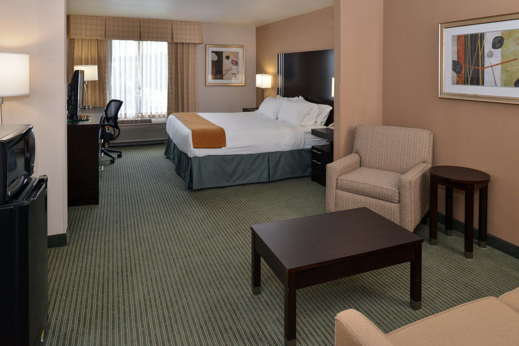 Holiday Inn Express Hotel & Suites Milwaukee-New Berlin By Ihg Bagian luar foto